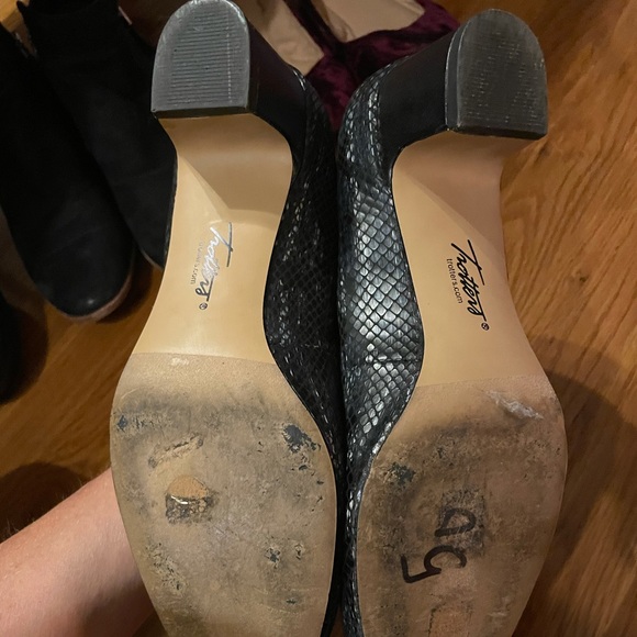 Trotter Jamie Criss Cross Pumps - Picture 6 of 6